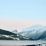 6 Person In Eidsvag-by Traum