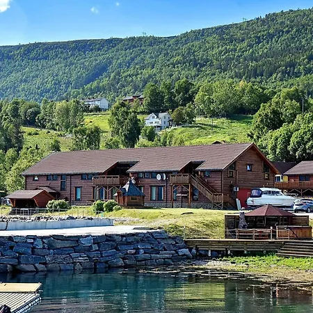 6 Person In Eidsvag-by Traum * Rød