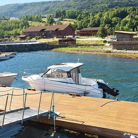 6 Person In Eidsvag-by Traum Rød
