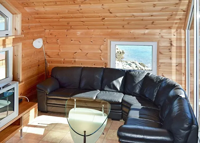 6 Person In Eidsvag-by Traum * Rød