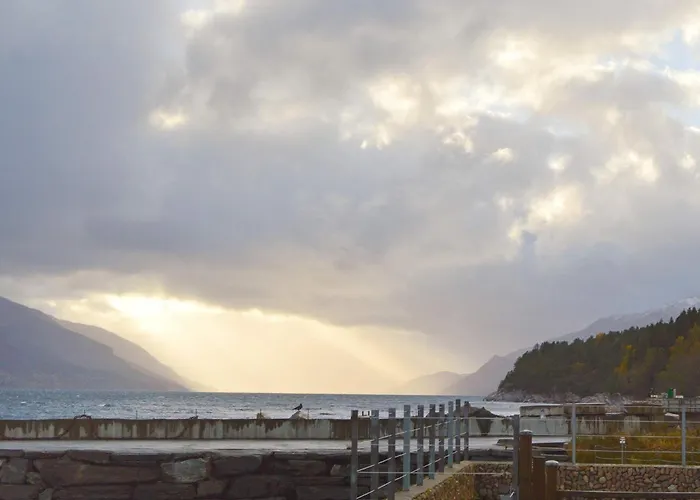 6 Person In Eidsvag-by Traum * Rød