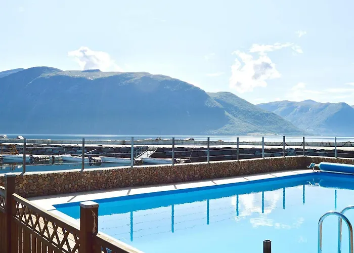 6 Person In Eidsvag-by Traum * Rød