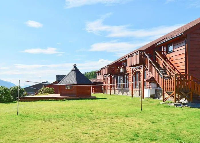 6 Person In Eidsvag-by Traum Rød