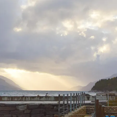 6 Person In Eidsvag-by Traum * Rød