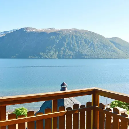 6 Person In Eidsvag-by Traum *