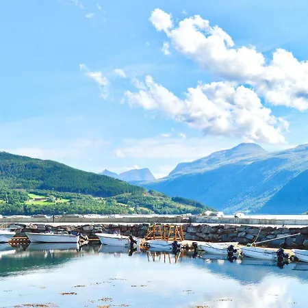 6 Person In Eidsvag-by Traum Feriehus Rød