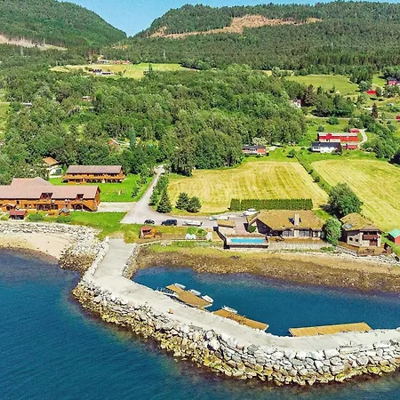 6 Person In Eidsvag-by Traum * Rød