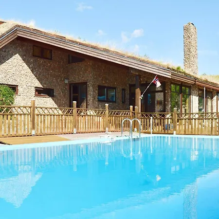 6 Person In Eidsvag-by Traum Feriehus Rød